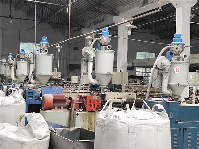 江蘇邦航高分子材料有限公司是生產清糞帶，發泡板材的專業公司.擁有發泡板材以及清糞帶成一條龍生產線.銷售清糞帶熱線:(0)13222869888