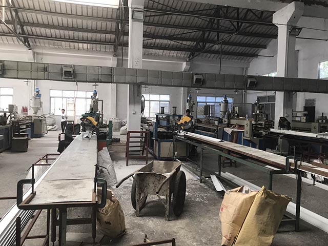 江蘇邦航高分子材料有限公司是生產清糞帶，發泡板材的專業公司.擁有發泡板材以及清糞帶成一條龍生產線.銷售清糞帶熱線:(0)13222869888